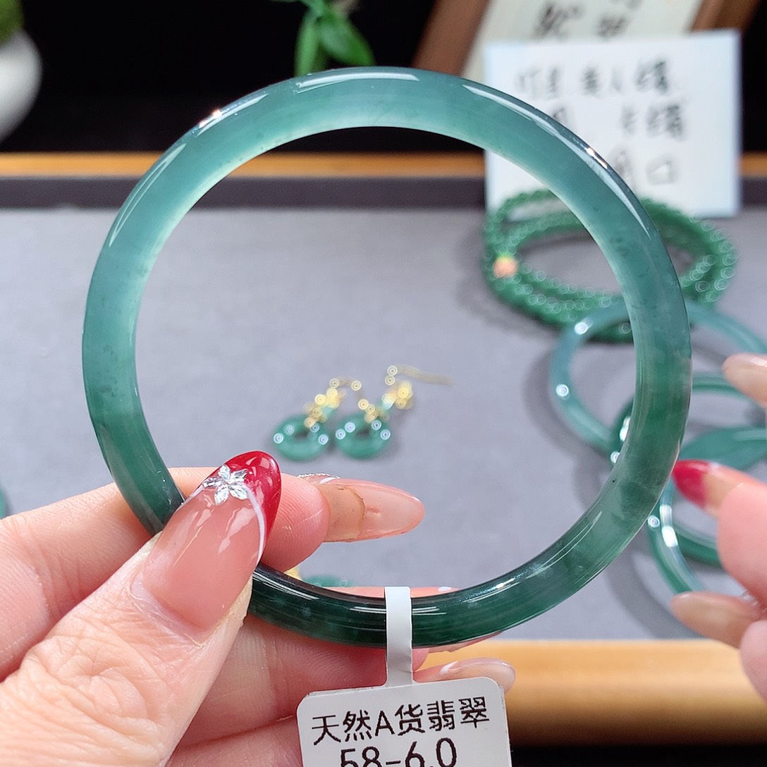 翡翠手镯（圆镯）未镶嵌