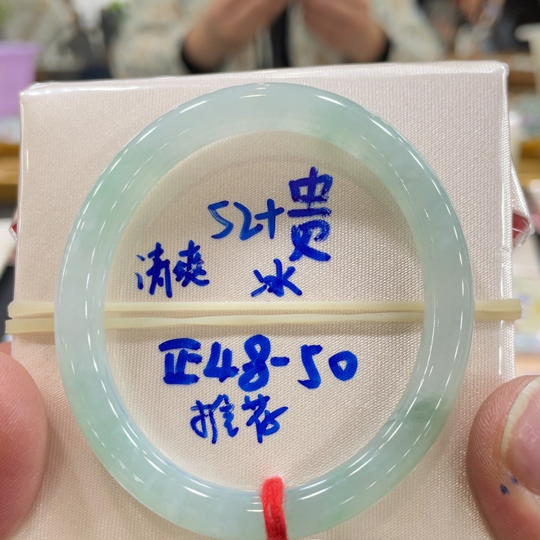 翡翠手镯未镶嵌翡翠