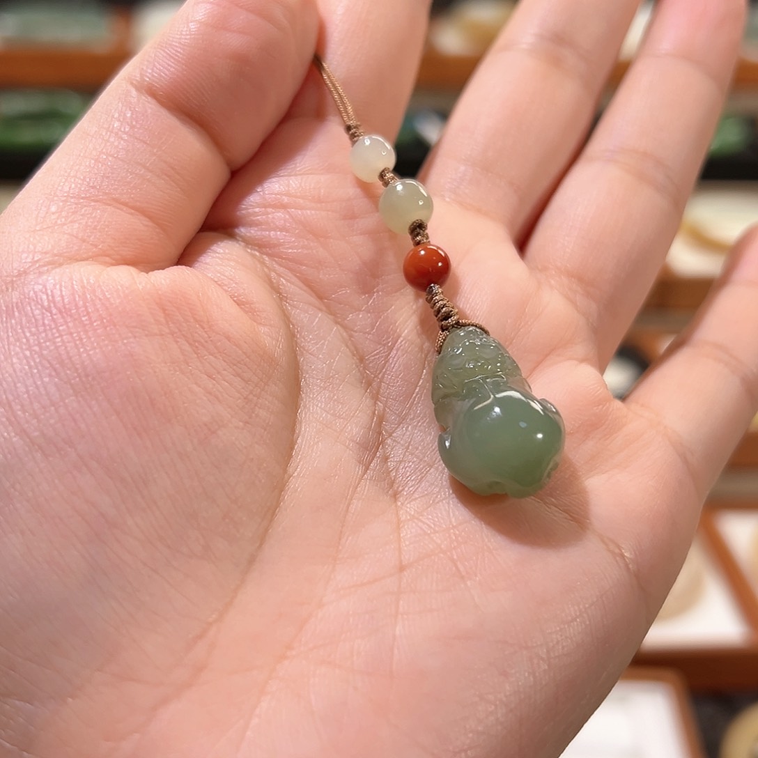 和田玉手镯未镶嵌貔貅挂件