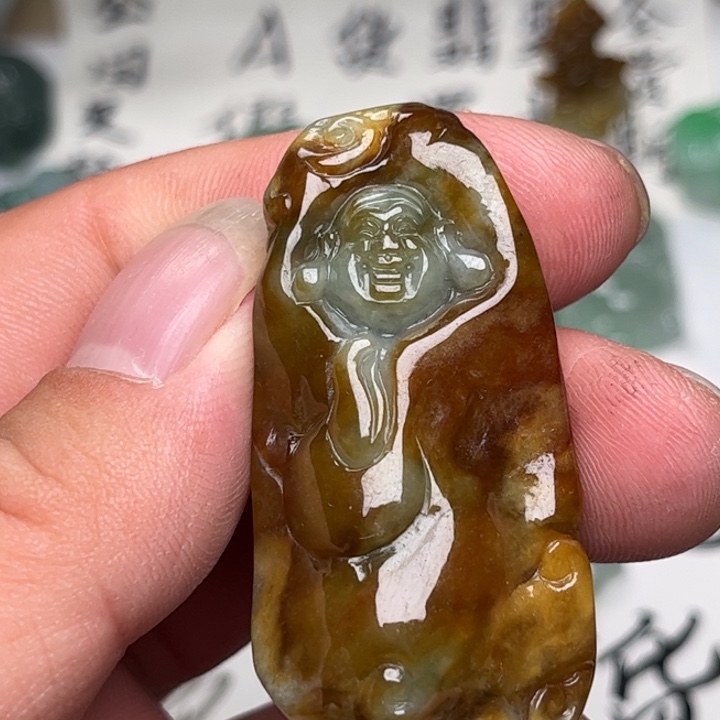 翡翠未镶嵌颈饰包衣佛