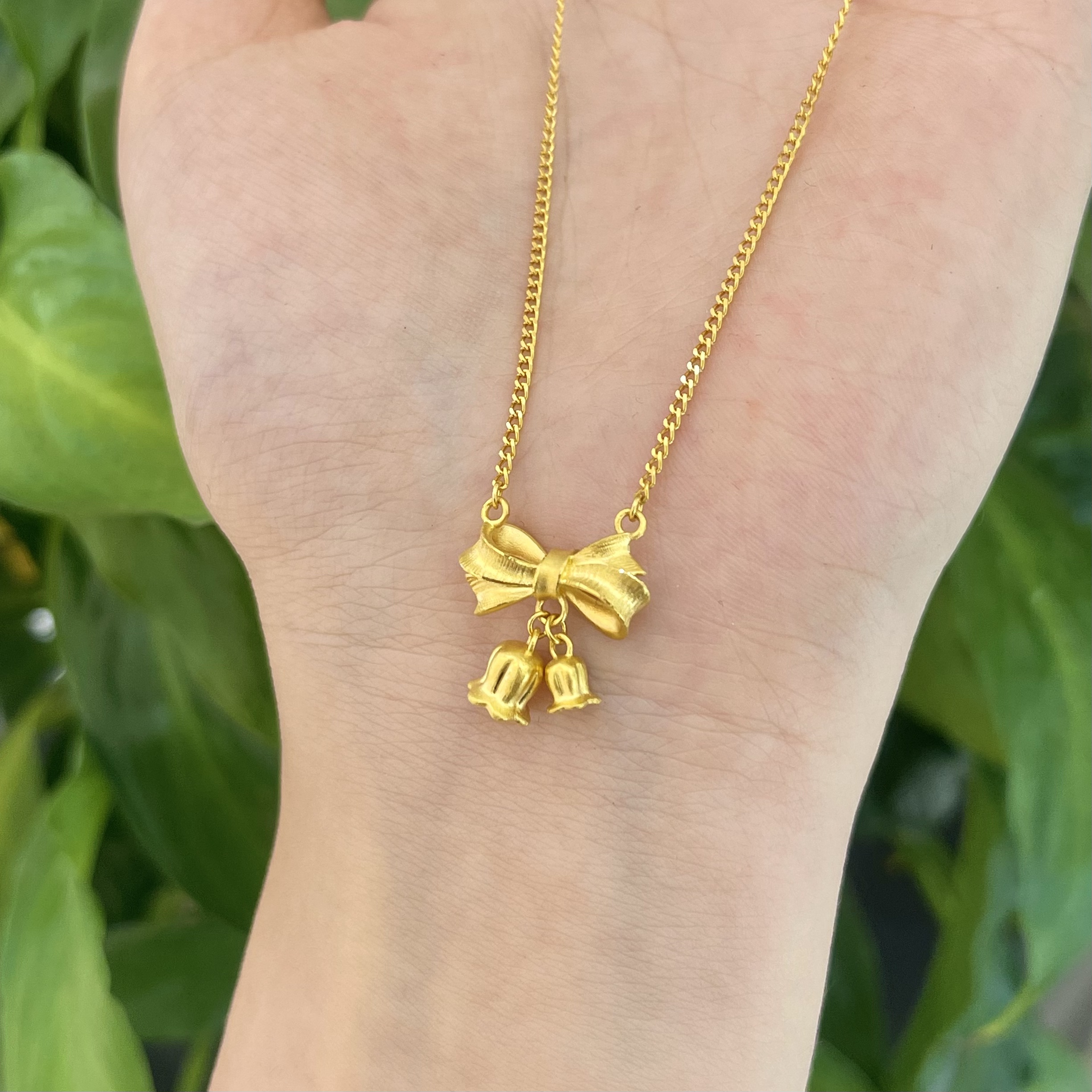 Chow Tai Seng/周大生足金蝴蝶结铃铛项链时尚气质