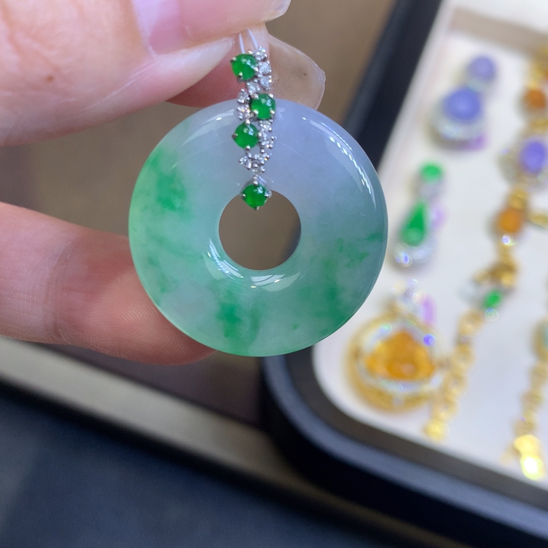 翡翠18K金镶嵌颈饰