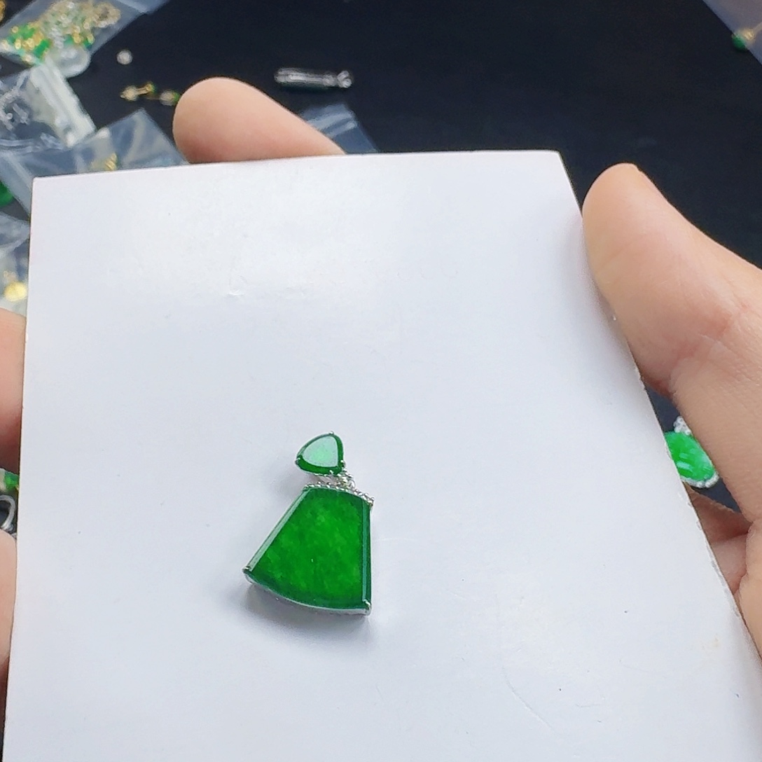 翡翠18K金镶嵌颈饰一件