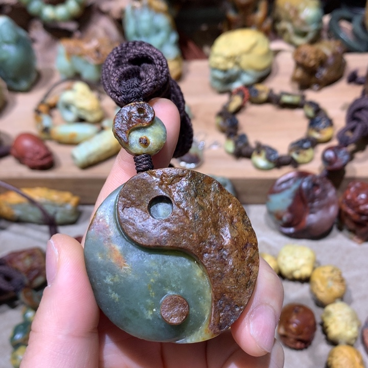 未镶嵌岫岩河磨玉（透闪石质玉）挂件卍****卐