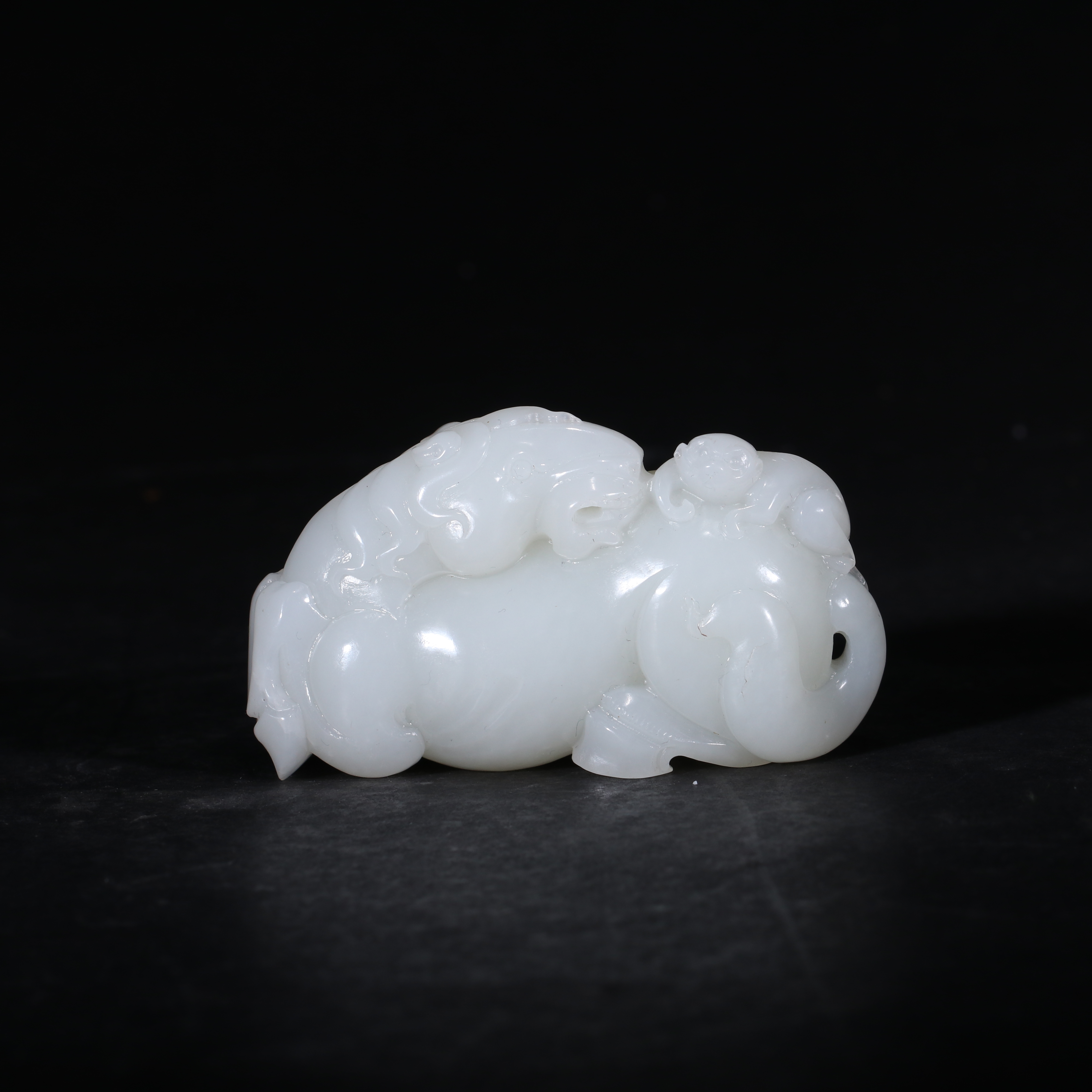 30 清晚期期和田玉雕马上封侯摆件