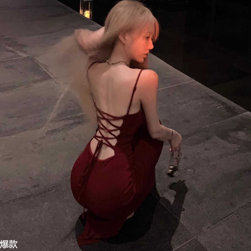 辣妹设计绑带露背吊带连衣裙女2024夏季新款收腰显瘦开叉包臀长裙