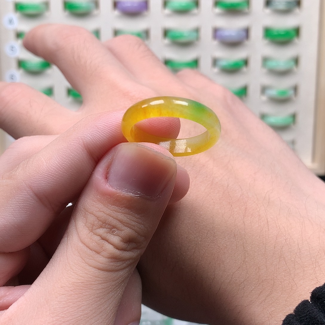 翡翠未镶嵌戒指21圈口微瑕黄加绿