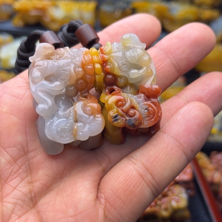 石英质玉（黄龙玉）未镶嵌颈饰