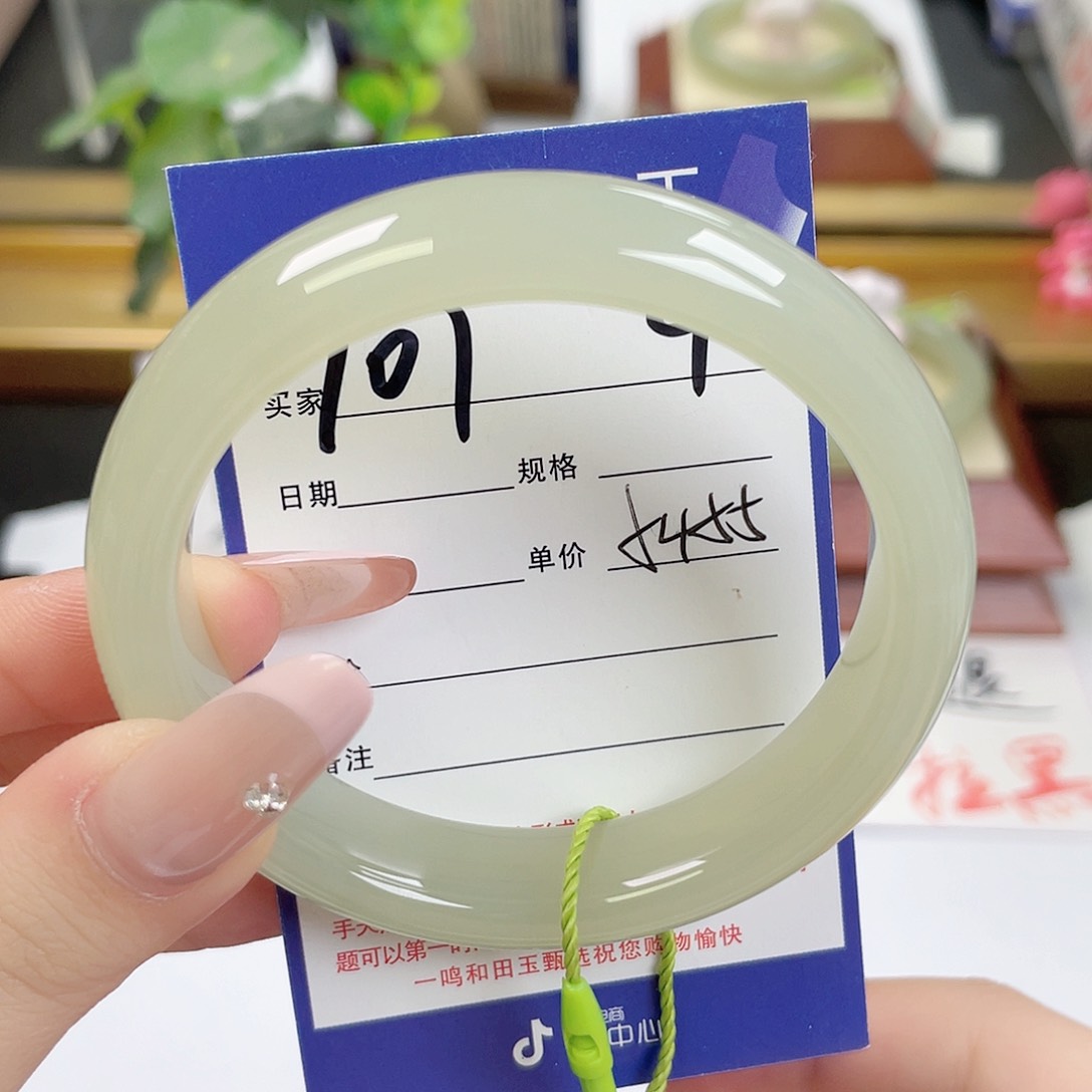 和田玉手镯未镶嵌草**?