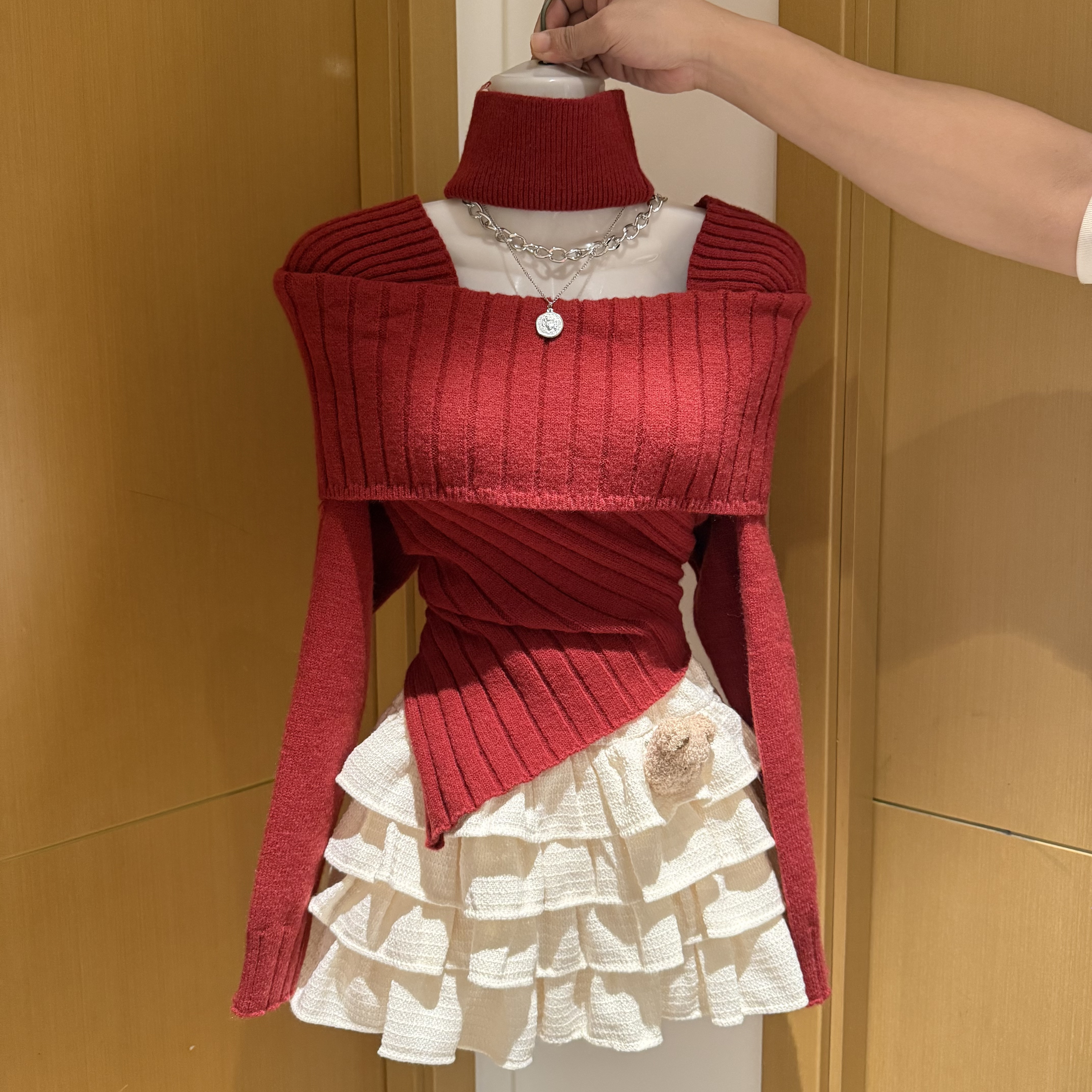 纯欲红色方领毛衣杏色短裙