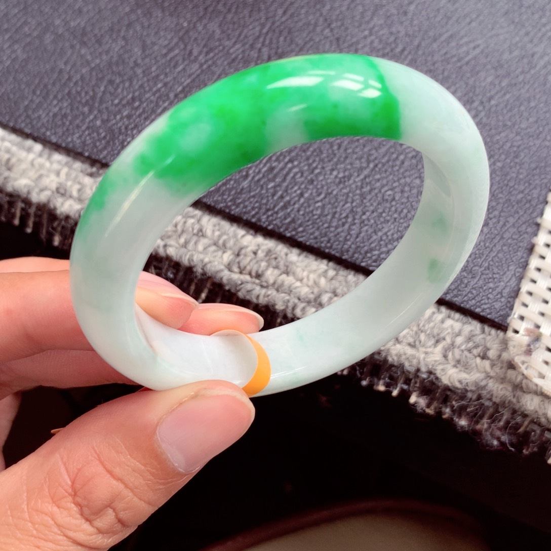 翡翠手镯未镶嵌s***t缅甸