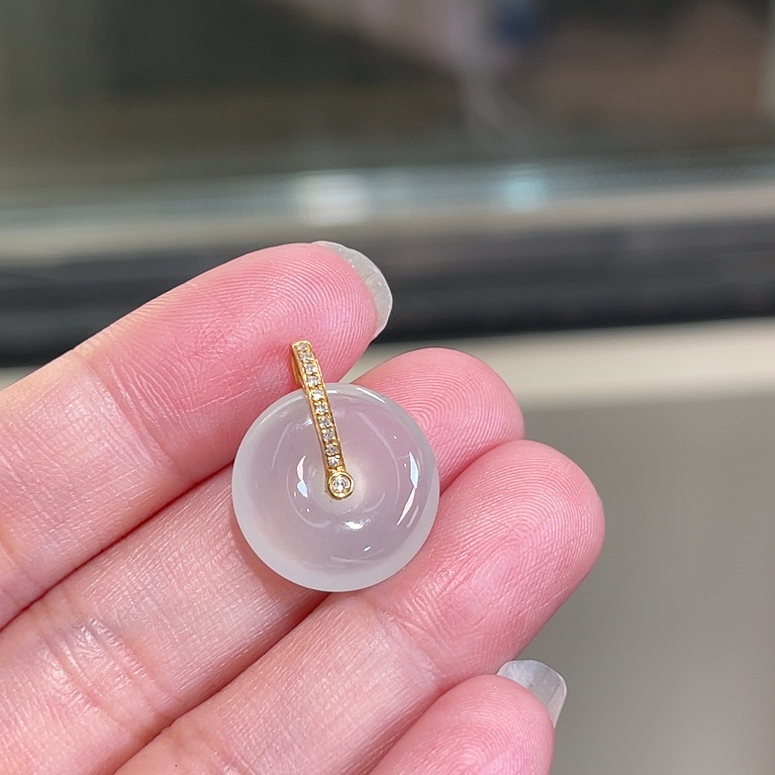 翡翠18K金镶嵌颈饰平安扣