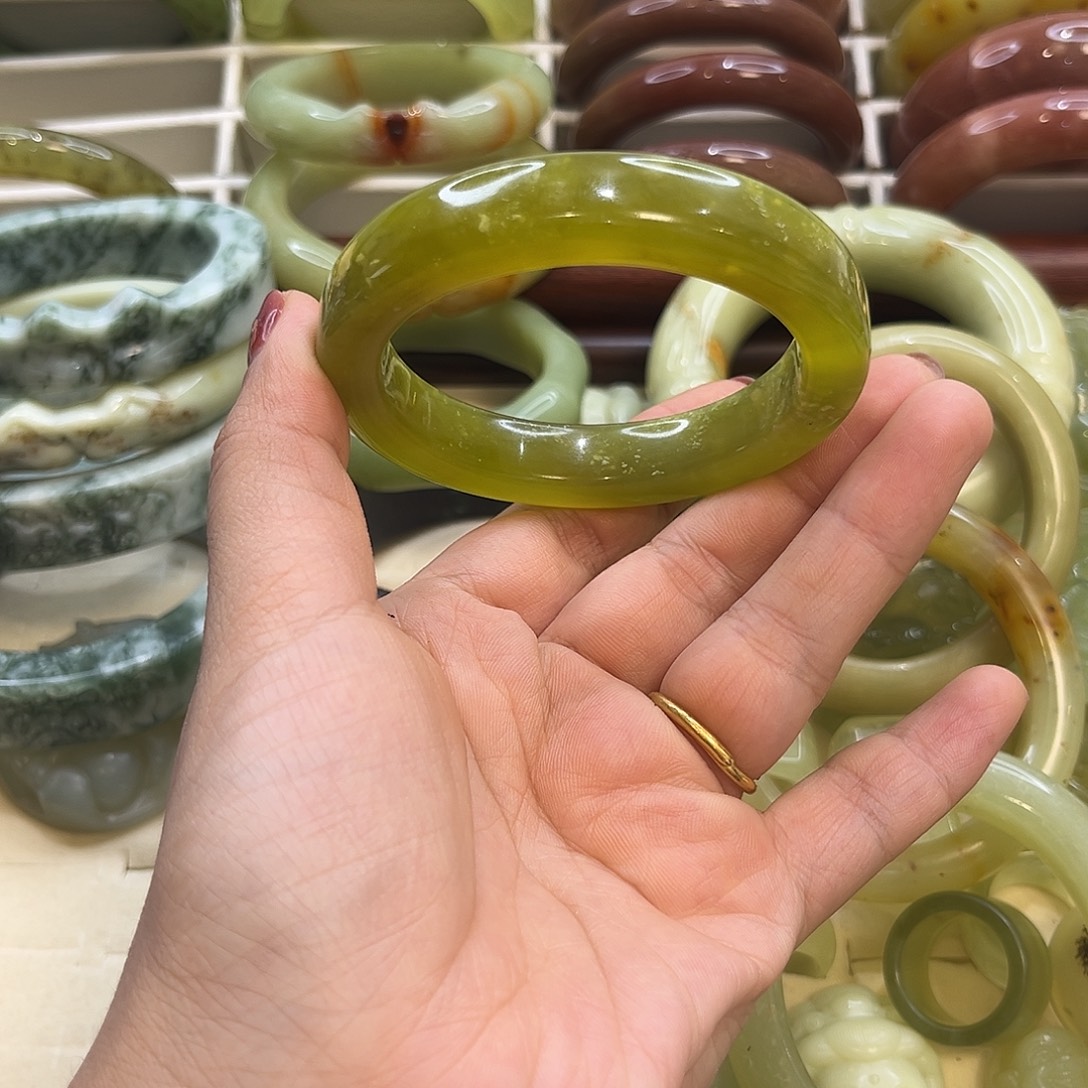 蛇纹石玉未镶嵌手镯1号55.6方镯微瑕