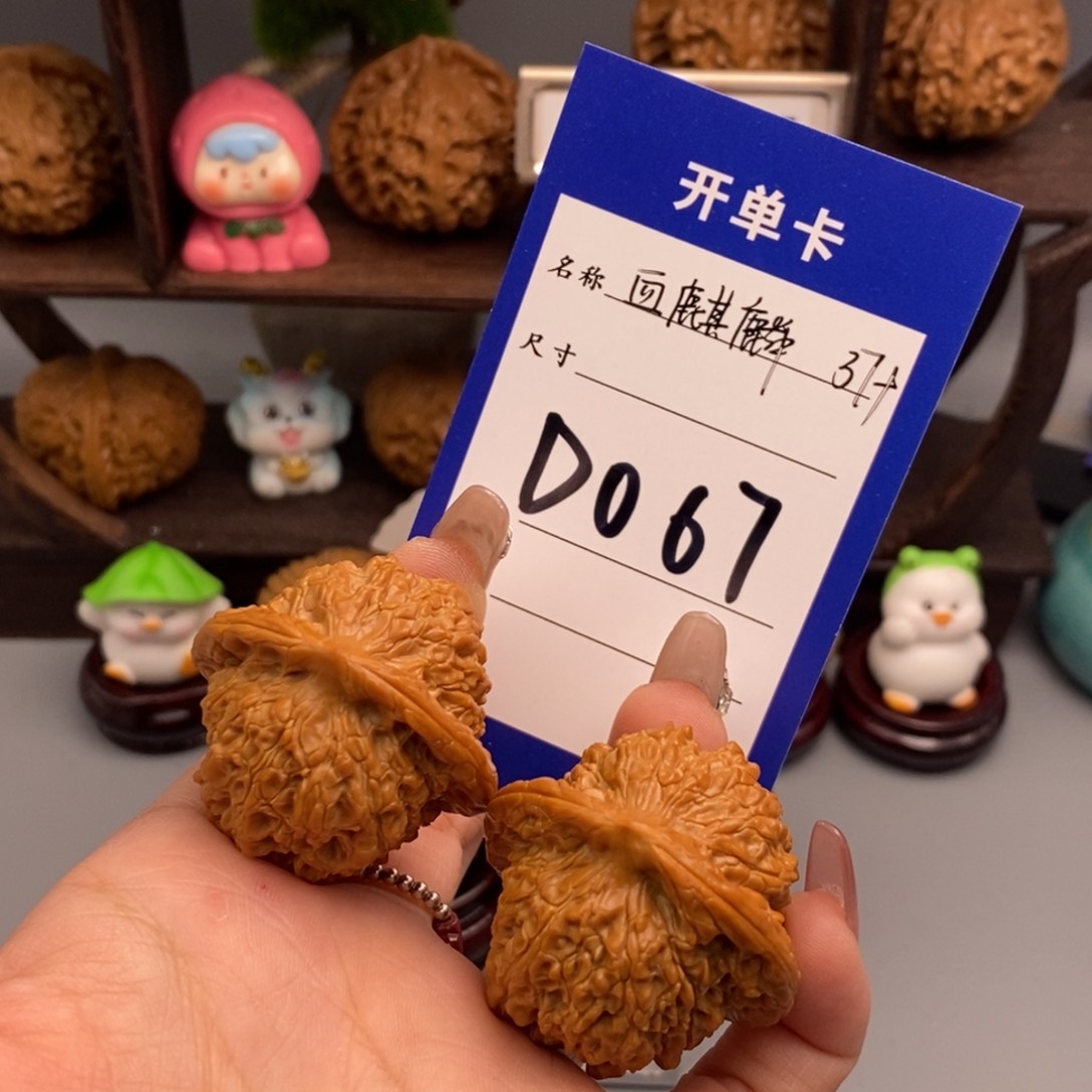 文玩核桃吊坠血麒麟