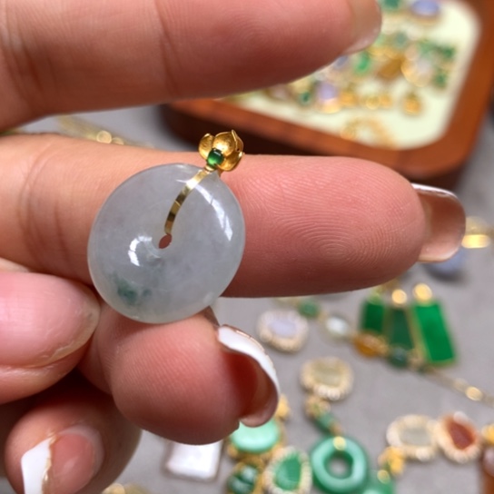 翡翠18K金镶嵌颈饰翡翠