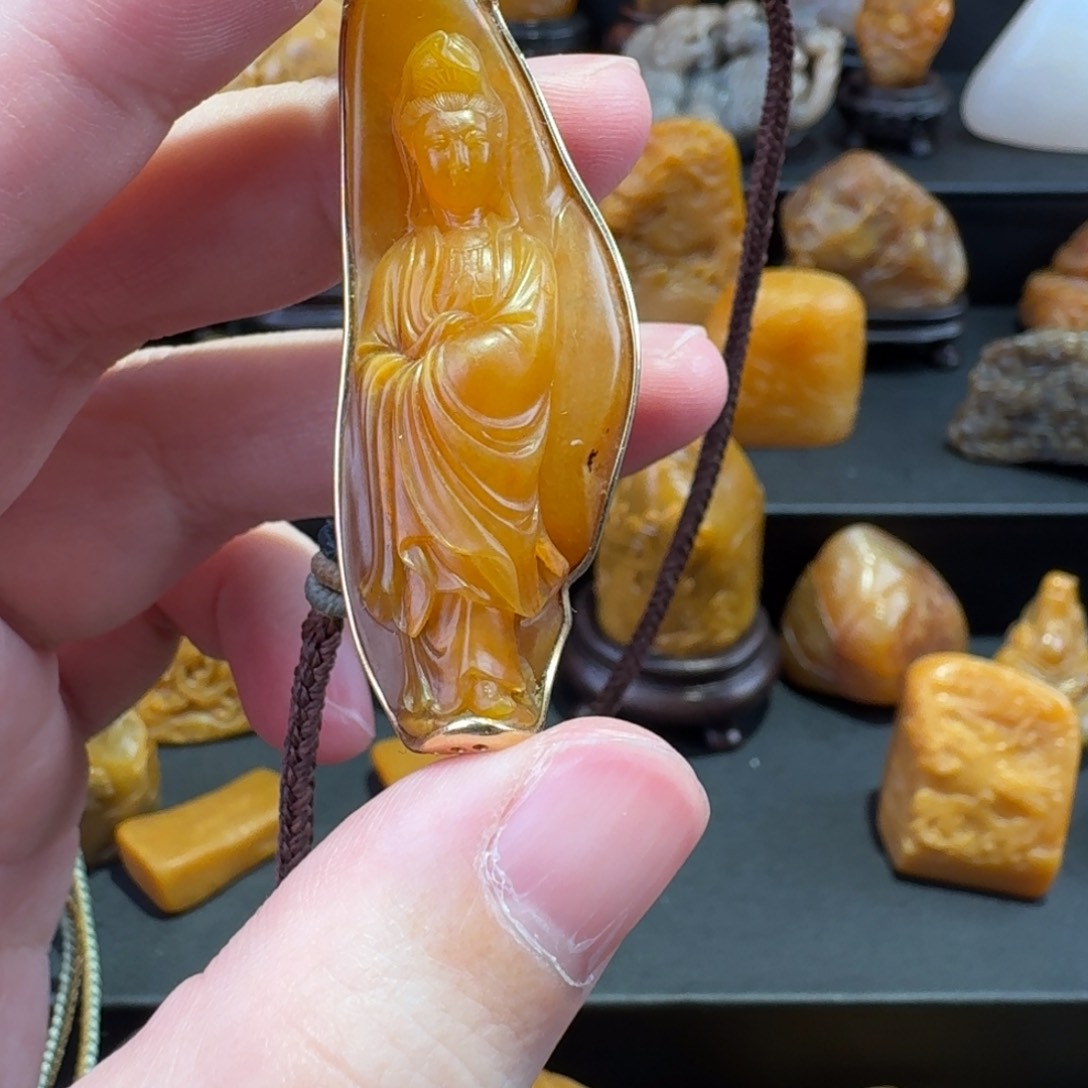 田黄石无****闲观音挂坠