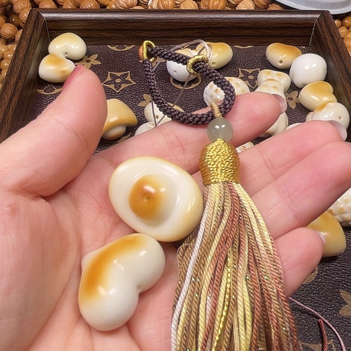 木?****?两个配饰➕流苏。      