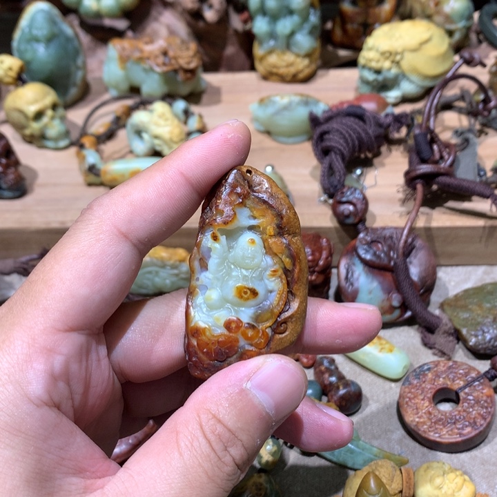 未镶嵌岫岩河磨玉（透闪石质玉）挂件