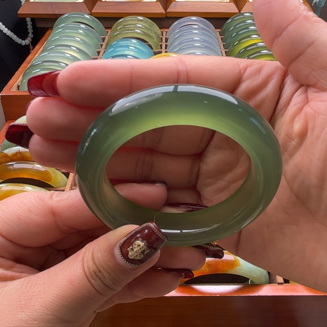 蛇纹石玉手镯未镶嵌