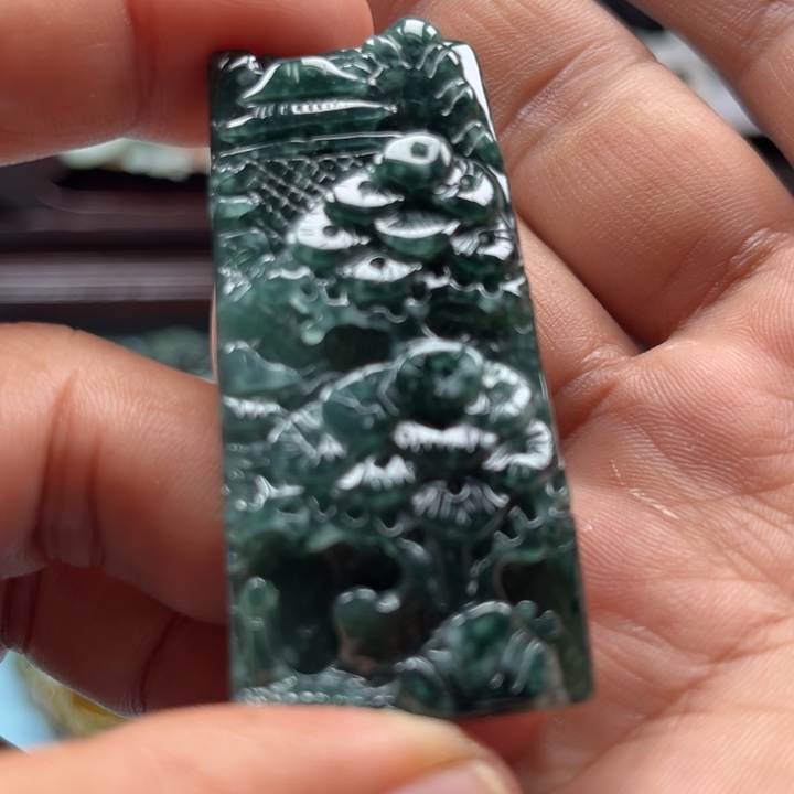 翡翠颈饰未镶嵌山水