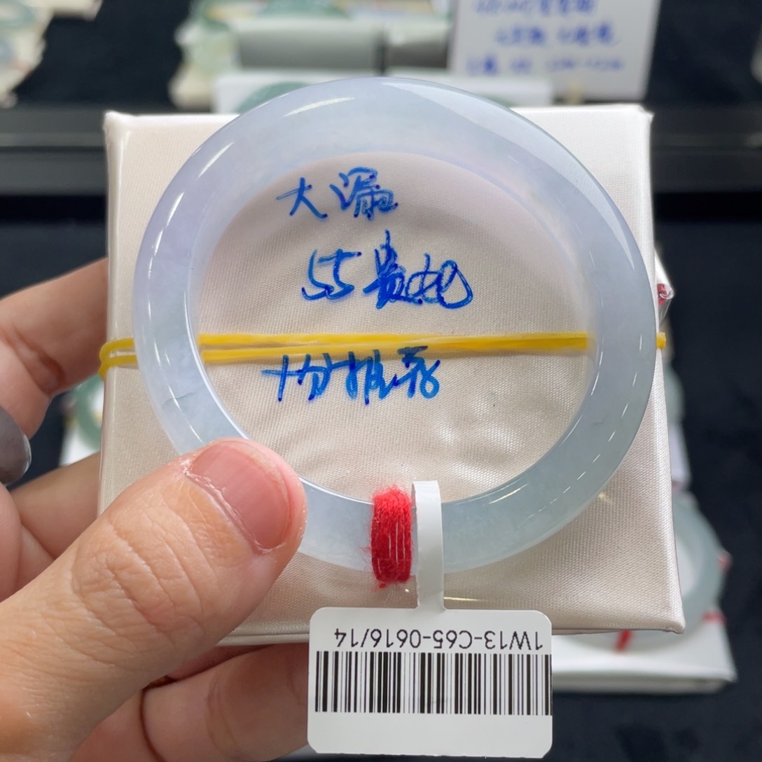 翡翠手镯未镶嵌暖*。翡翠手镯