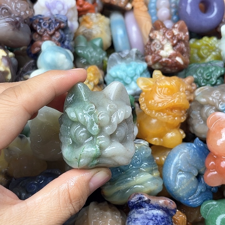 未镶嵌醒狮石英岩玉佘太翠醒狮