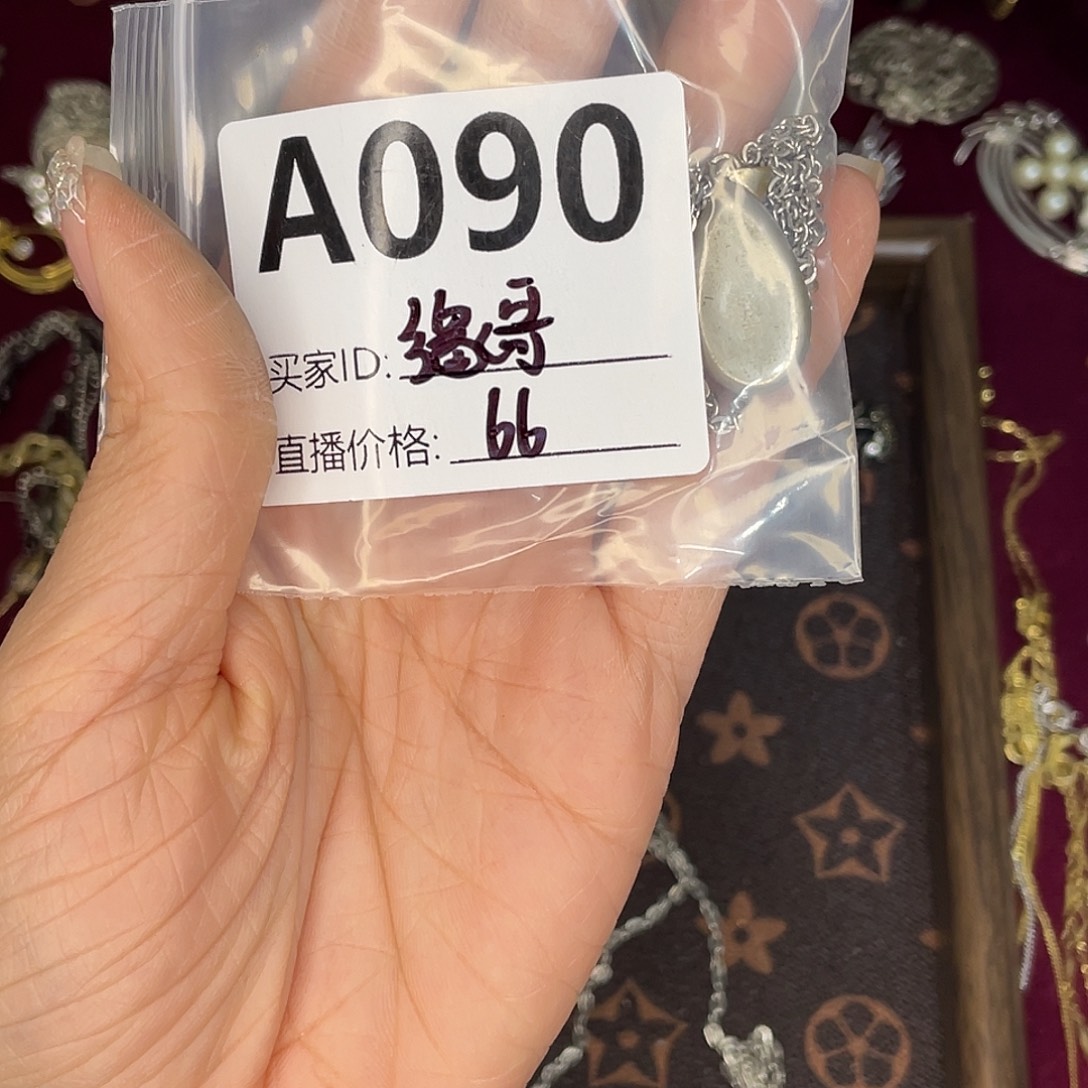 缘****非金属中古饰品中古饰品