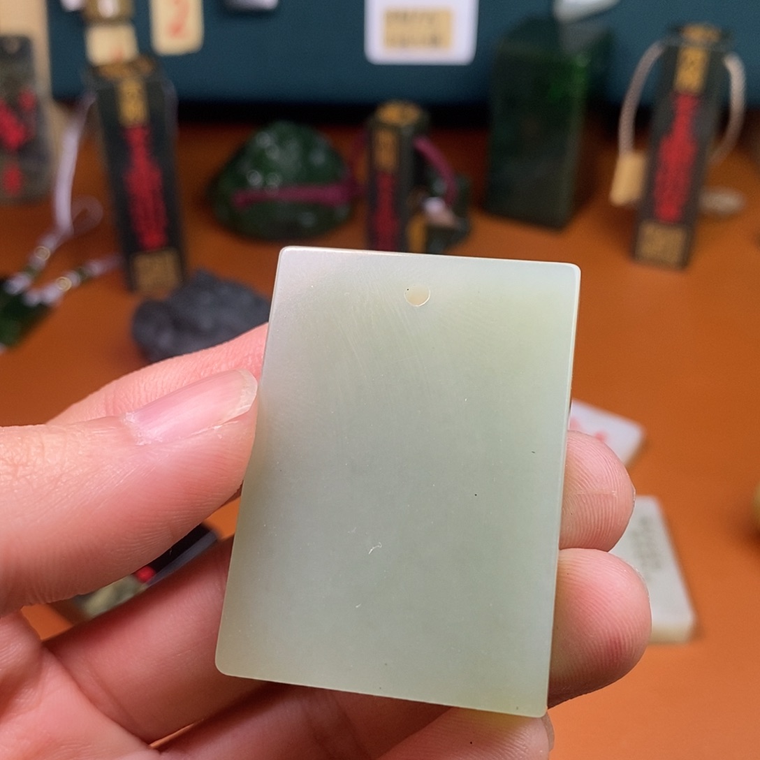 达***生和田玉未镶嵌颈饰