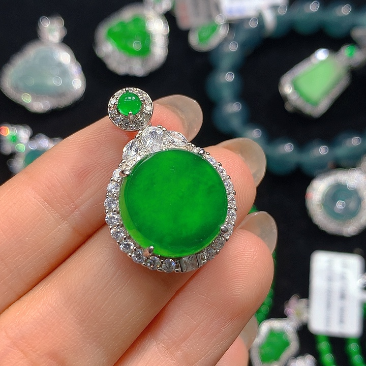 翡翠颈饰未镶嵌翡翠