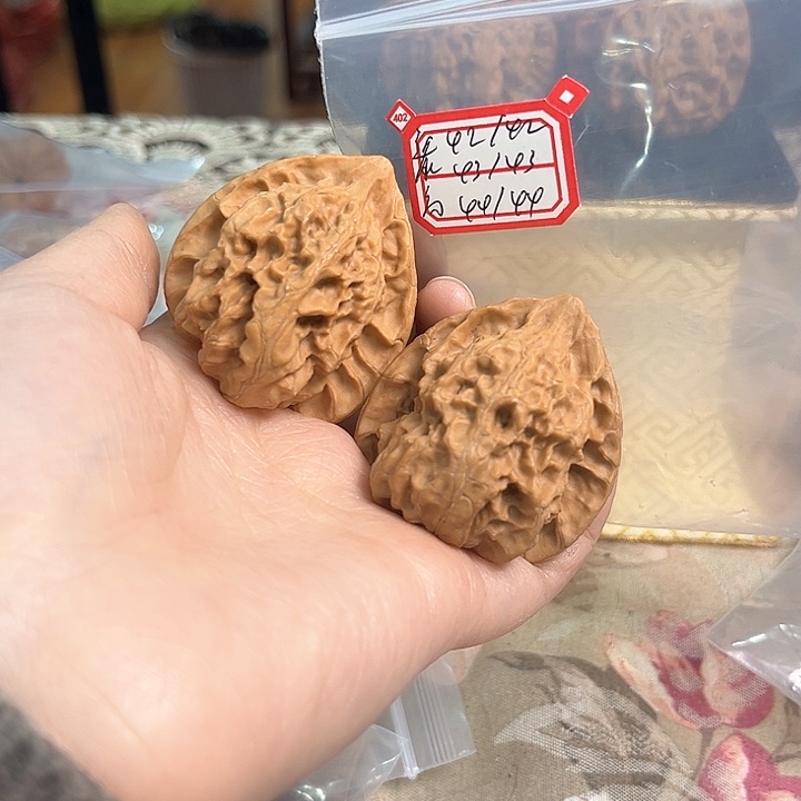 文玩核桃把件梨木台