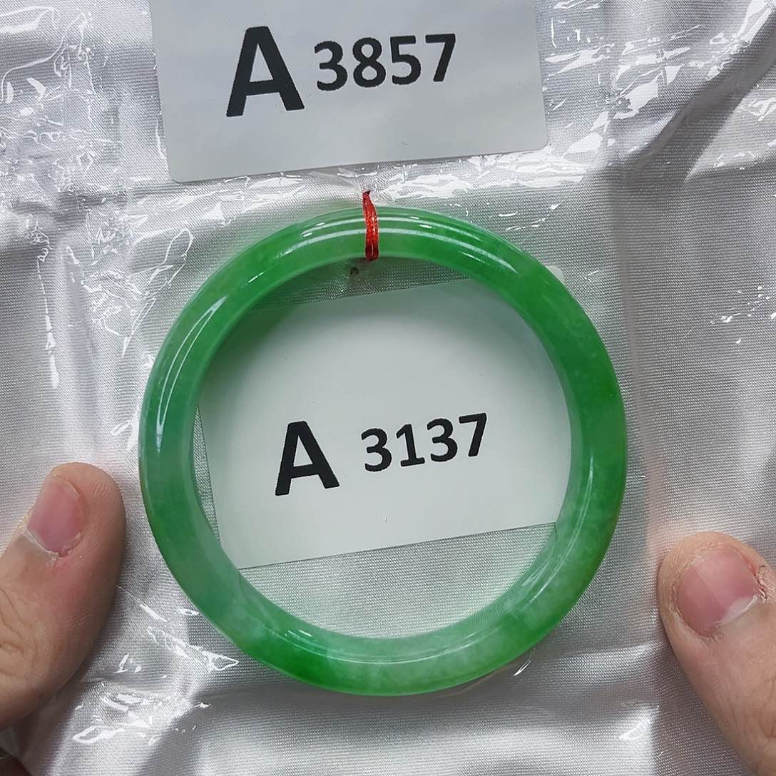翡翠手镯未镶嵌多样性