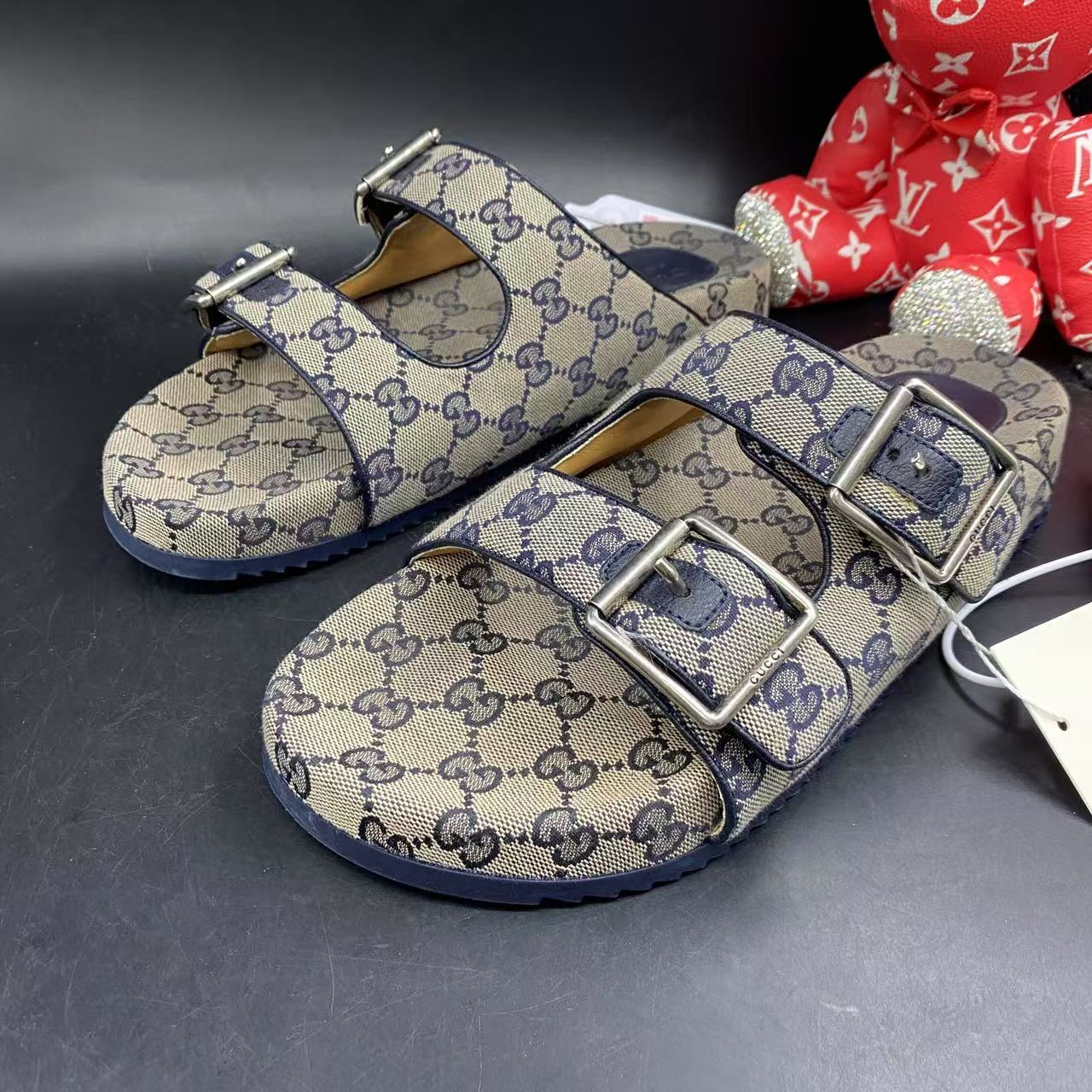 95新 GUCCI/古驰 时尚潮流搭扣棕老花一脚蹬一字拖鞋43欧码kke233