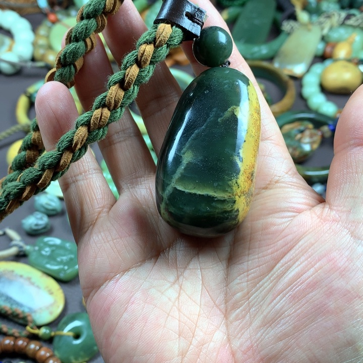 吊坠(赠链)未镶嵌岫岩河磨玉（透闪石质玉）