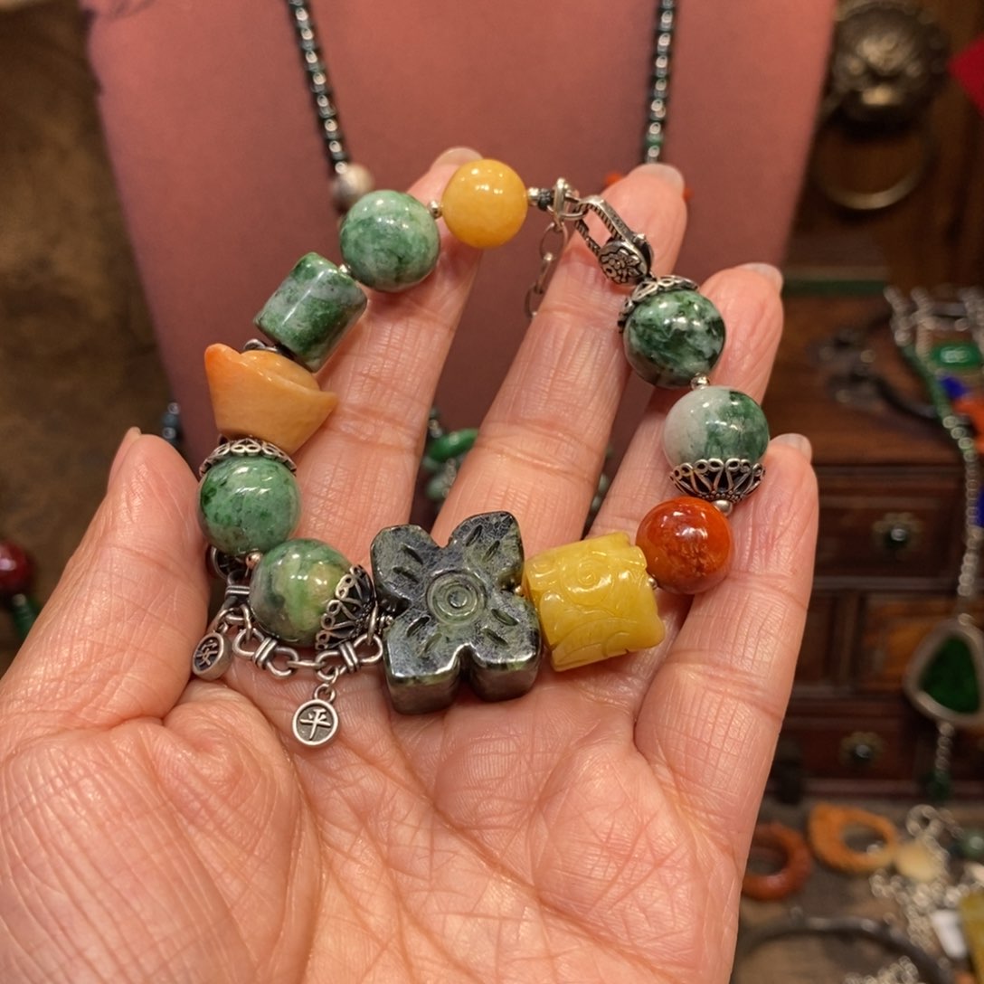 翡翠吊坠(赠链)未镶嵌