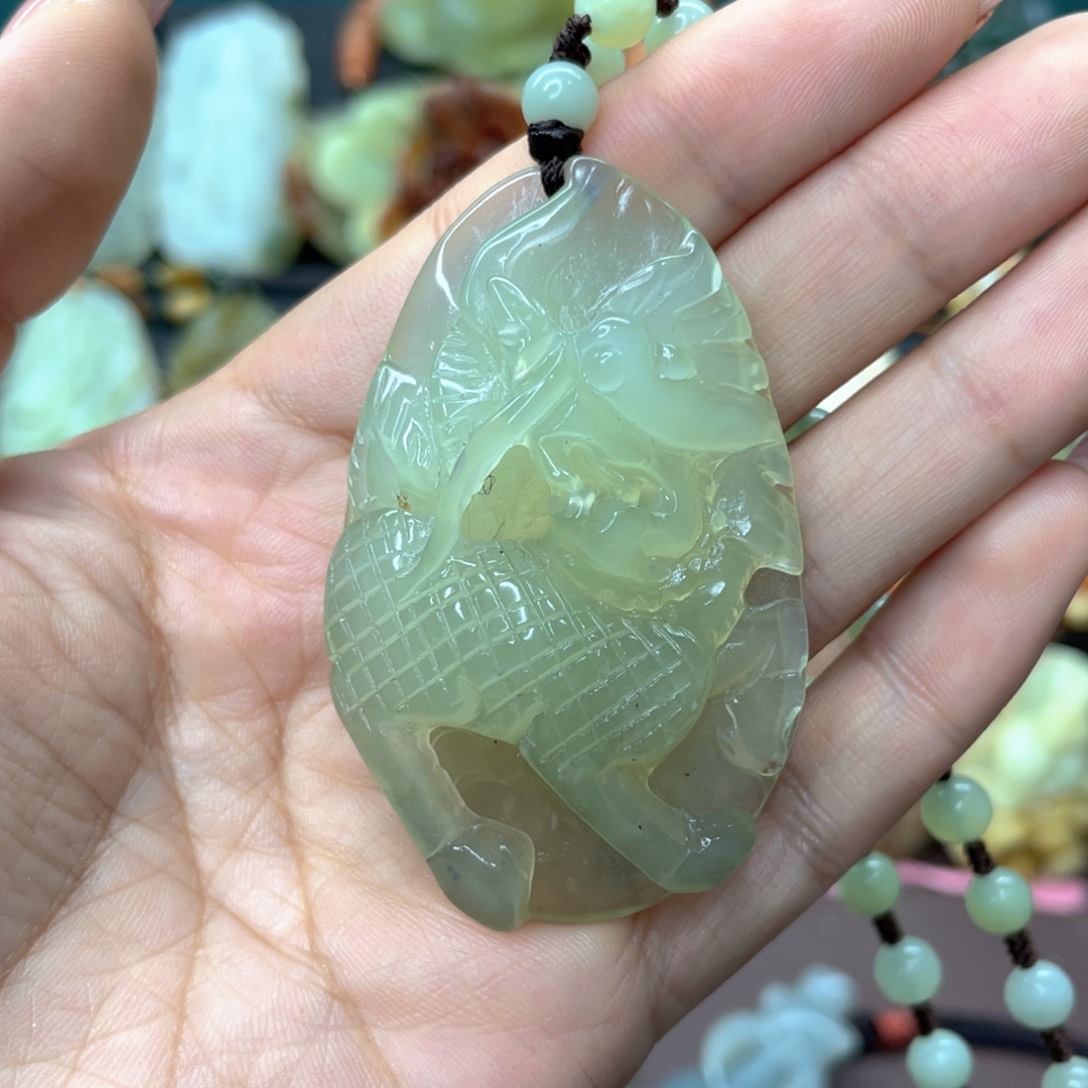 蛇纹石玉颈饰未镶嵌