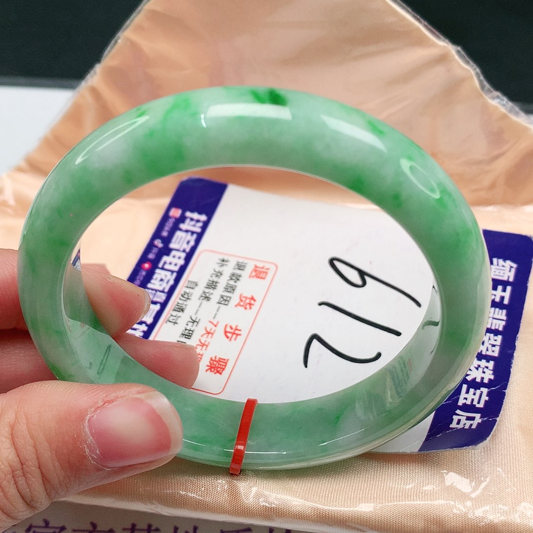 翡翠手镯未镶嵌翡翠