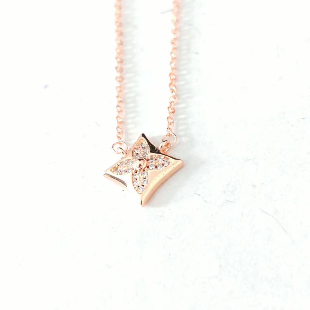 非金属珐琅吊坠 轻奢气质时尚百搭简约精致吊坠 ZWD2121325