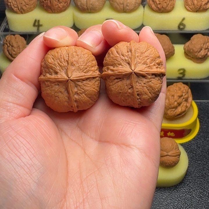 L***红把件文玩核桃密石四棱