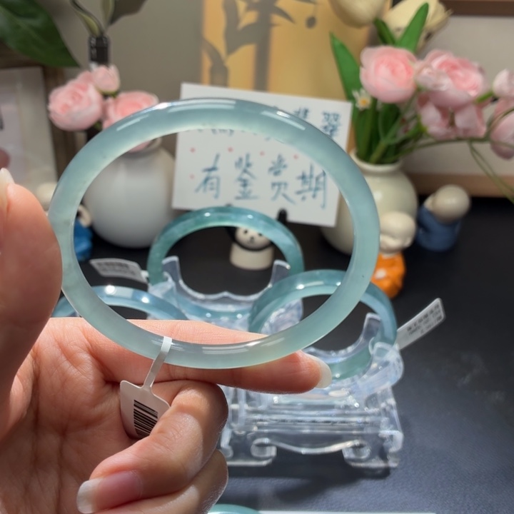 翡翠未镶嵌手镯淡蓝晴圆条