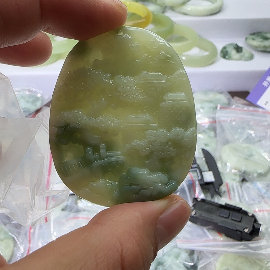 透闪石-蛇纹石玉未镶嵌颈饰