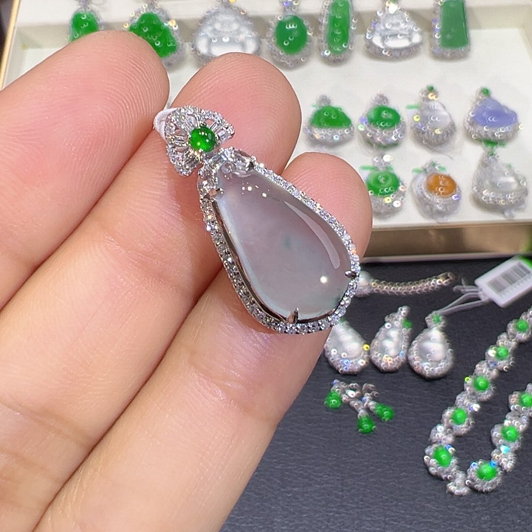 翡翠18K金镶嵌颈饰