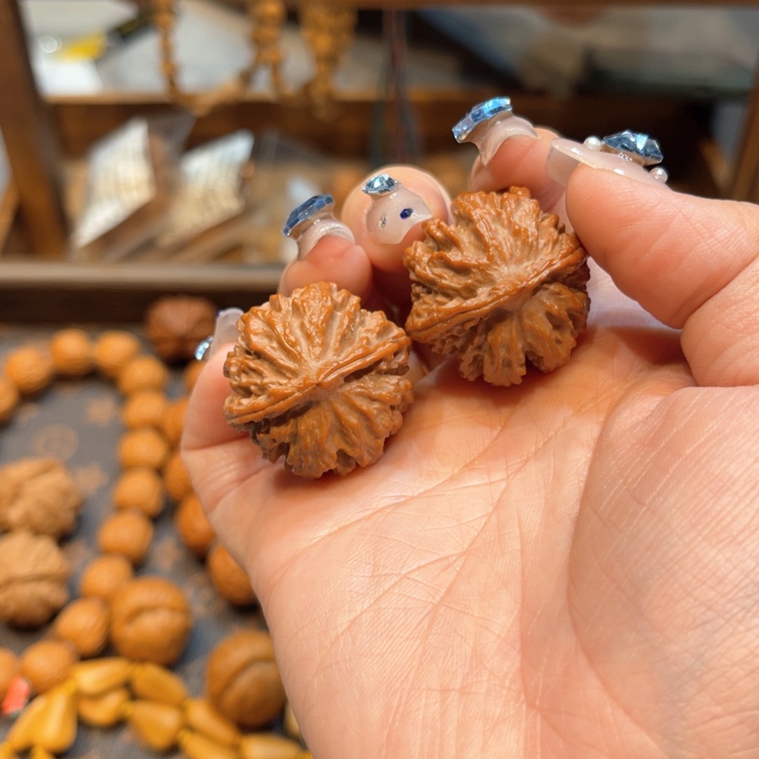 文玩核桃把件红皮双龙纹