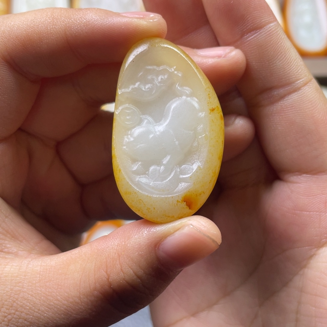 憨***憨和田玉未镶嵌颈饰