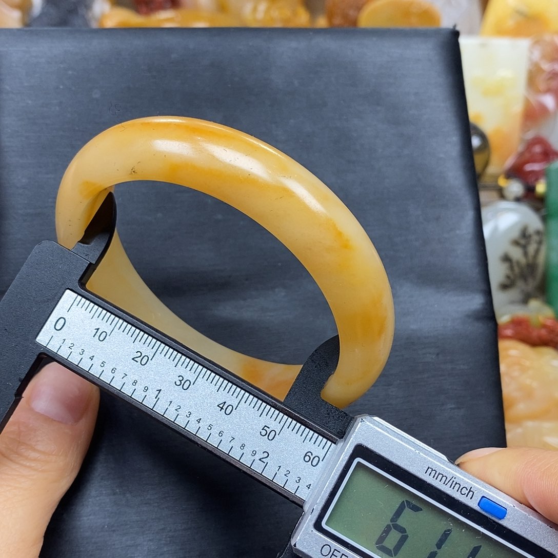 石英质玉（黄龙玉）颈饰未镶嵌