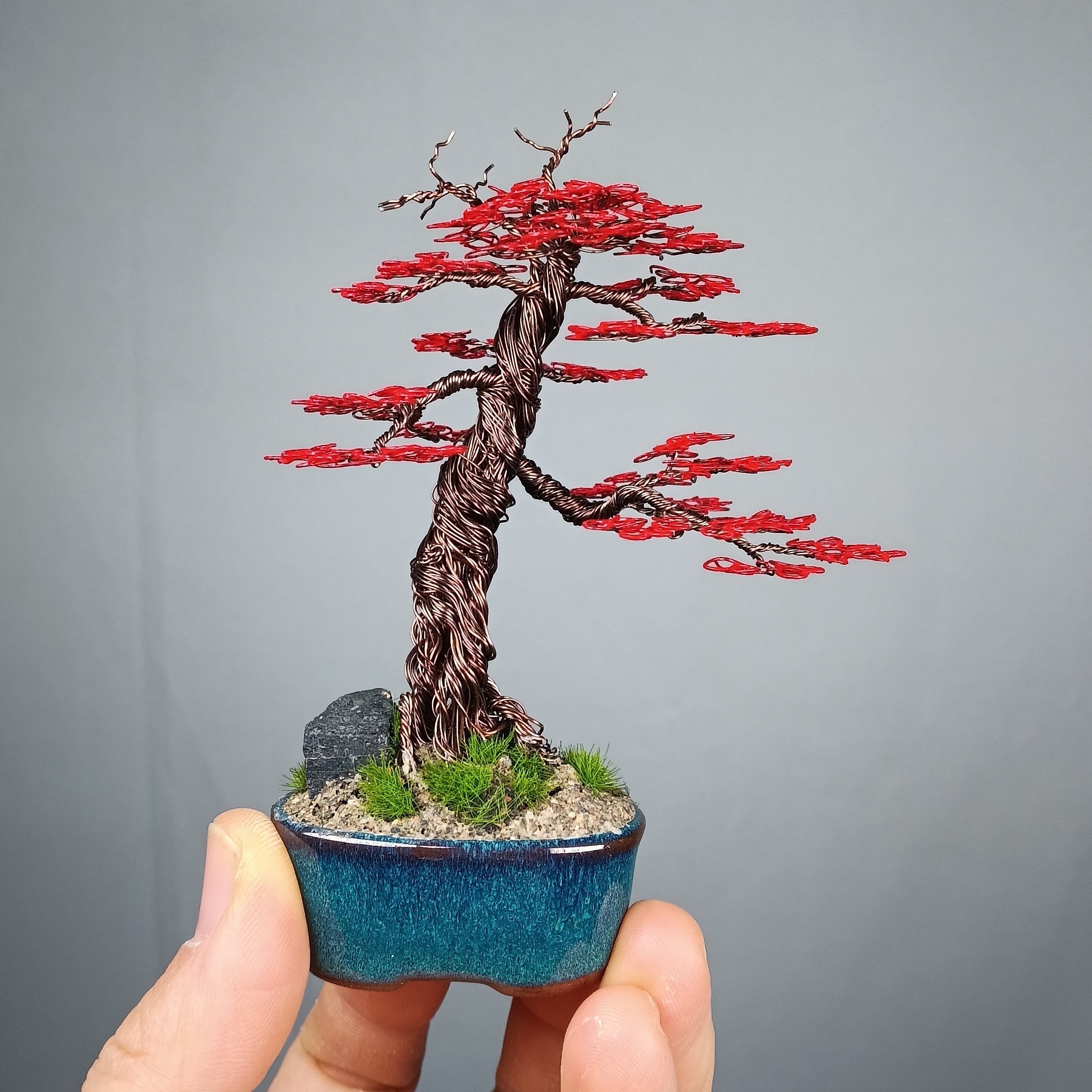 长8厘米，宽5.3厘米，高11.2厘米，材质树彩色铁丝。