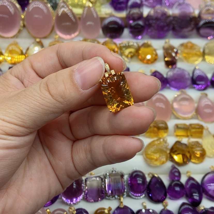 【闪购商品】水晶水晶吊坠18K金镶嵌幸****虫