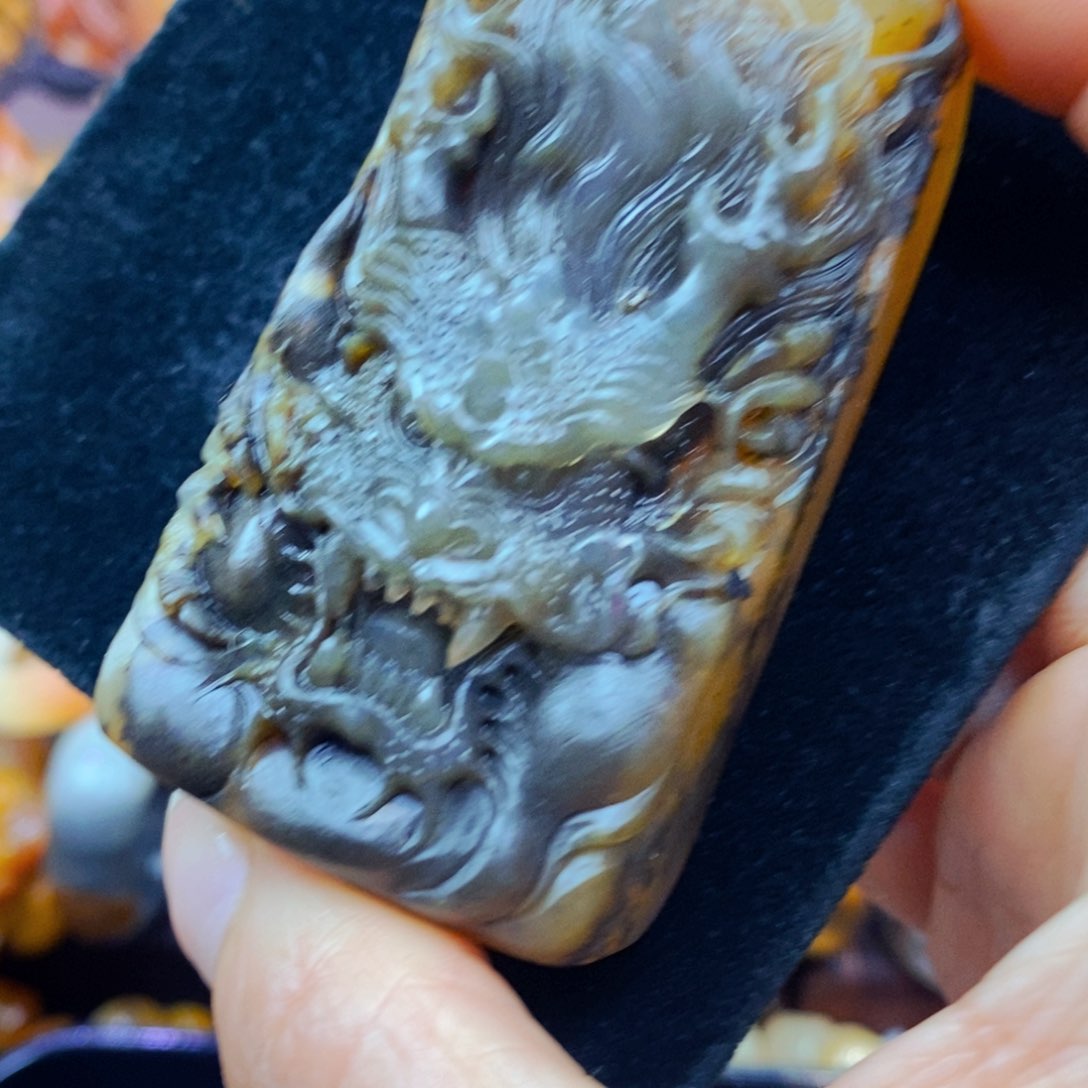 未镶嵌石英质玉（黄龙玉）颈饰