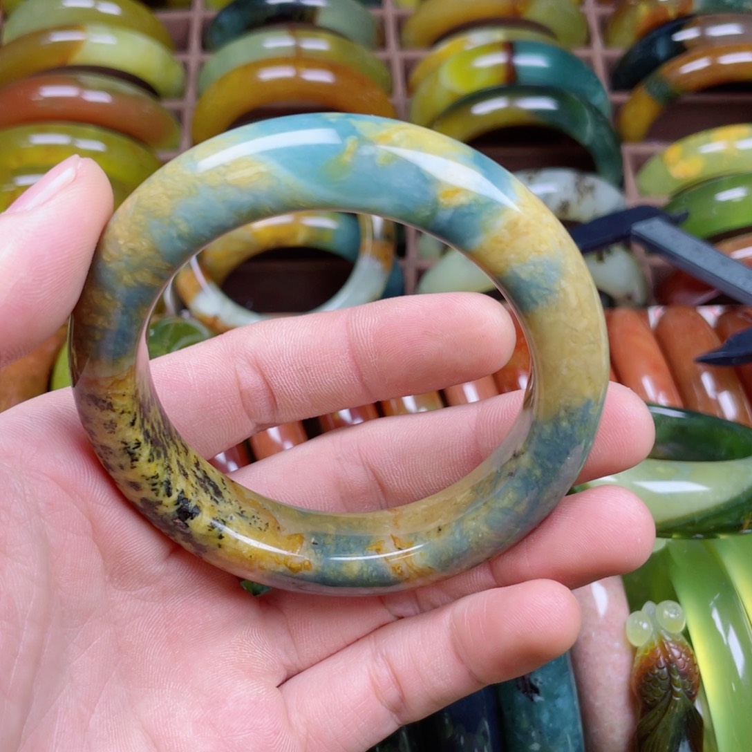 蛇纹石玉未镶嵌手镯