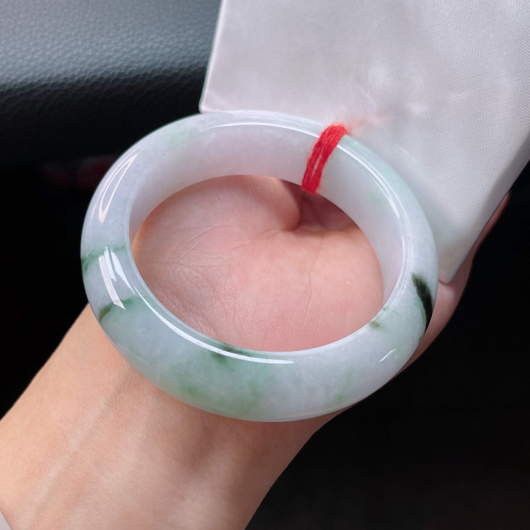 1688号 缅甸天然翡翠A货50-51冰春彩飘花小圈口宽边手镯