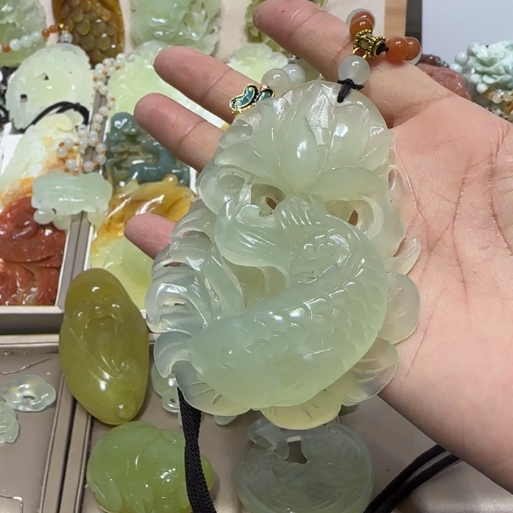 蛇纹石玉吊坠未镶嵌